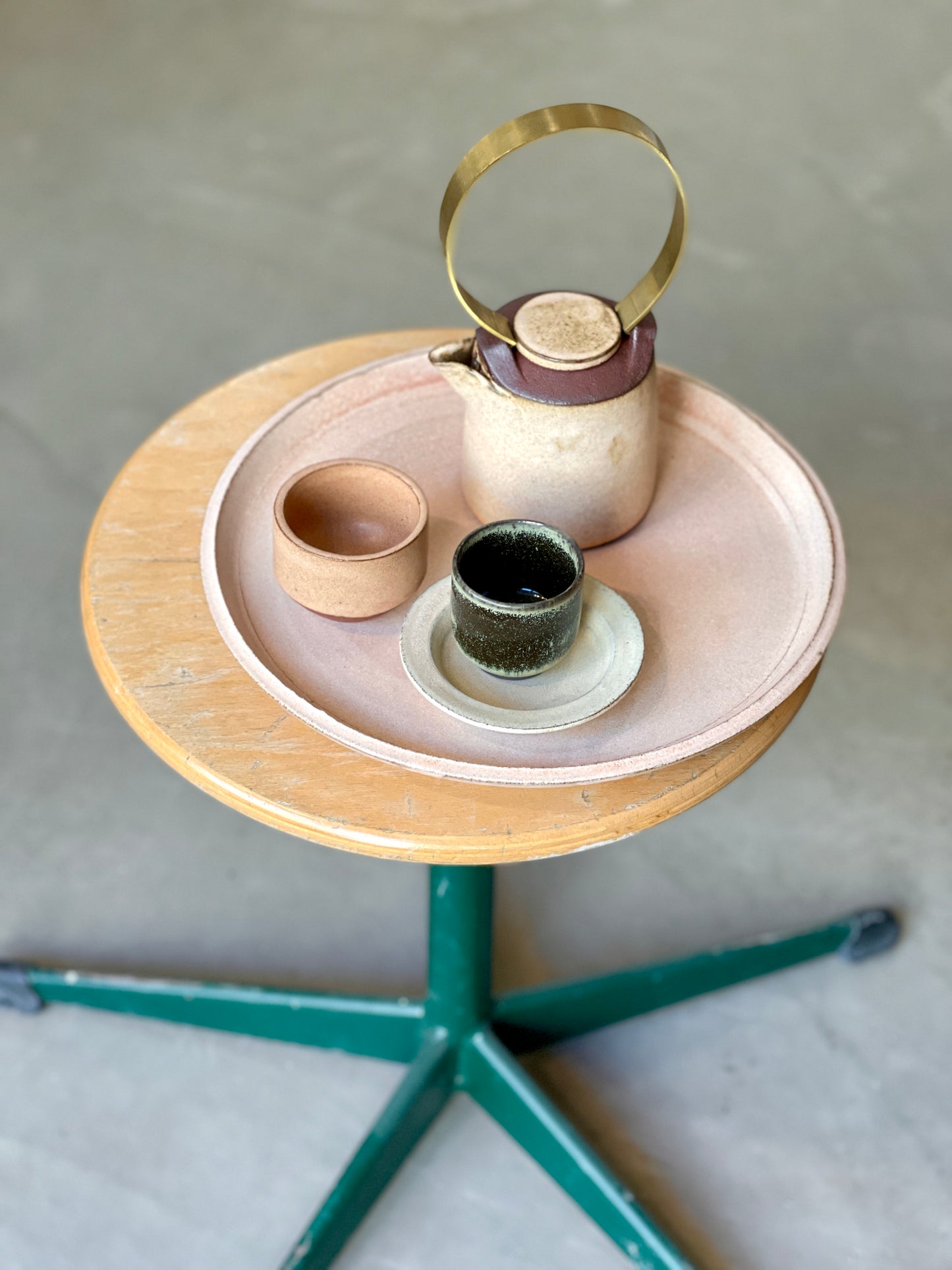 Thekander med metalhank